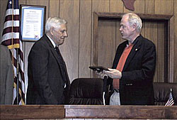 Gurwitz receives plaque from Mayor Tom Scott 